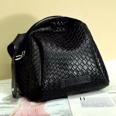 Casual and Elegant Shell - Shaped Mini Bag - Compact and Stylish Handbag